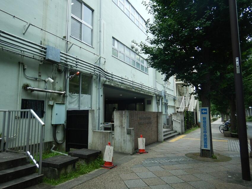 新宿区立中央図書館入口の写真